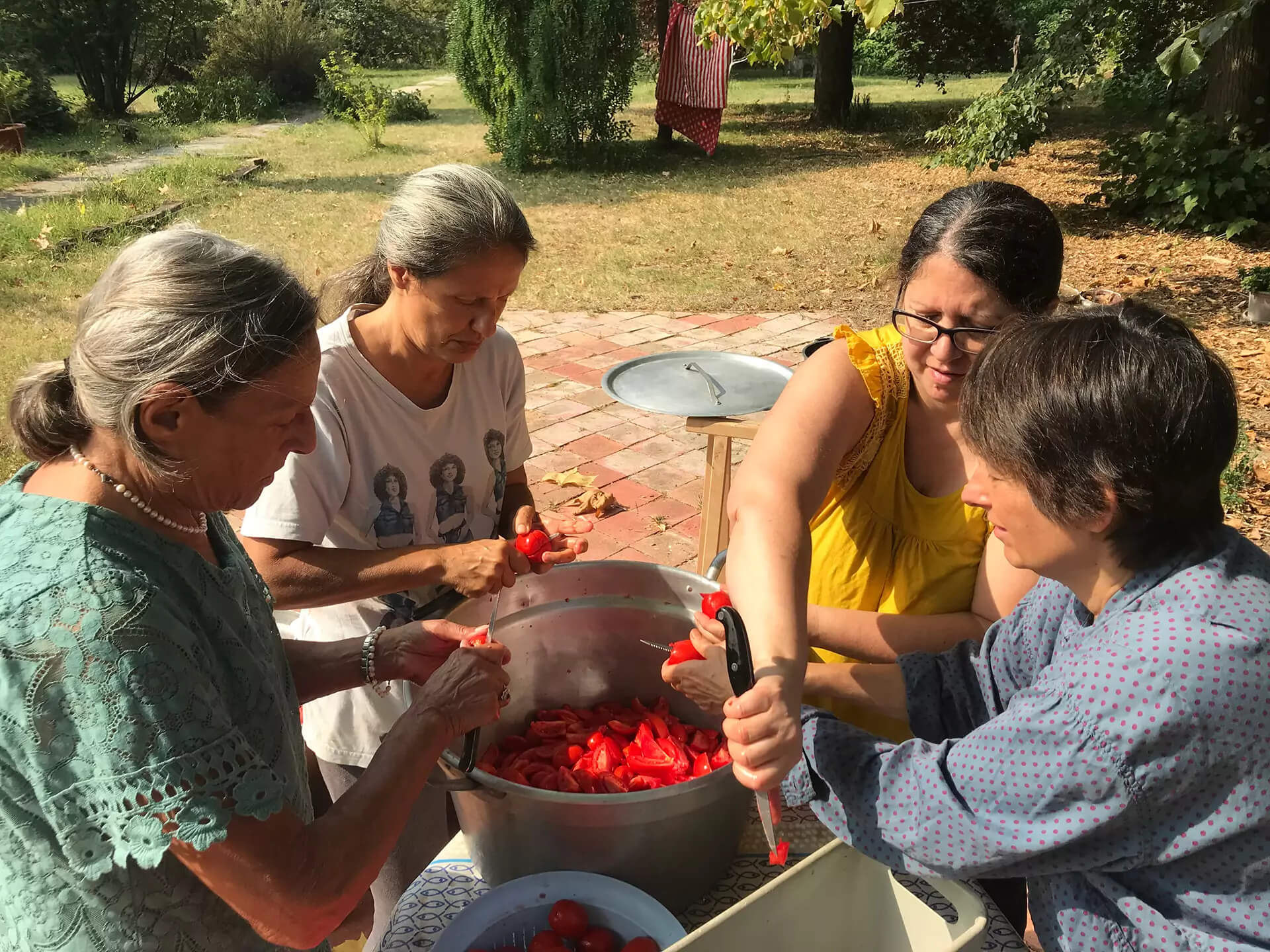 Montesole - Donne preparano da mangiare
